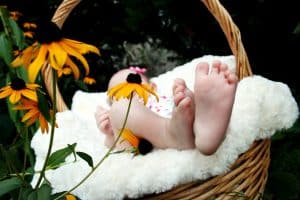 Przeczytaj o tym jak dbać o stopy niemowlaków