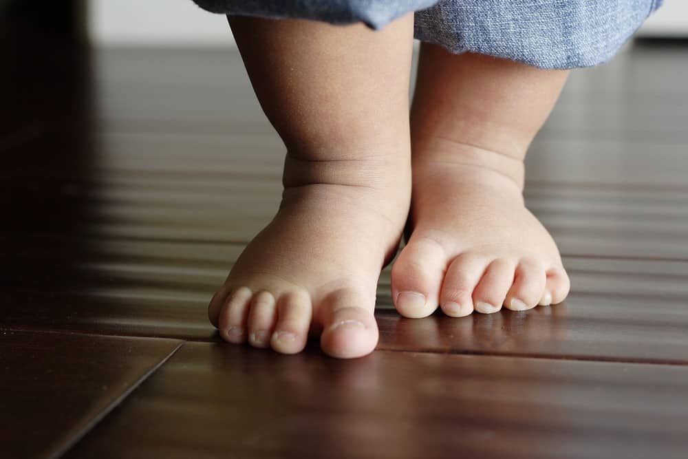 Stawianie pierwszych kroków dziecka – co je hamuje, a co rozwija?